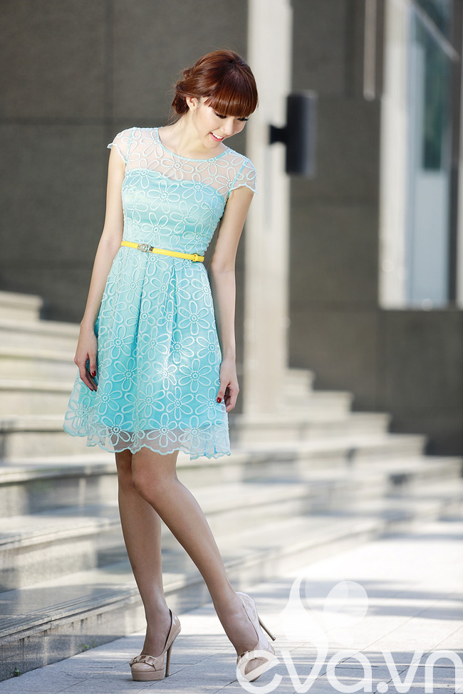 Màu xanh ngọc bích thật nhẹ nhàng và ưa nhìn, chất liệu ren làm điểm nhấn phần cổ áo hút ánh nhìn.